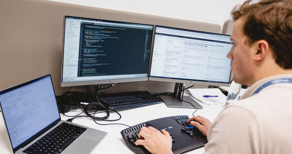 Isak Støre jobber foran en dataskjerm