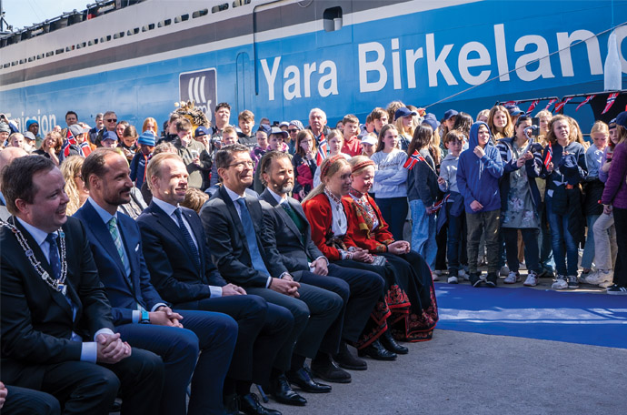 Yara Birkeland dåp med Kronprins Haakon og andre deltakere