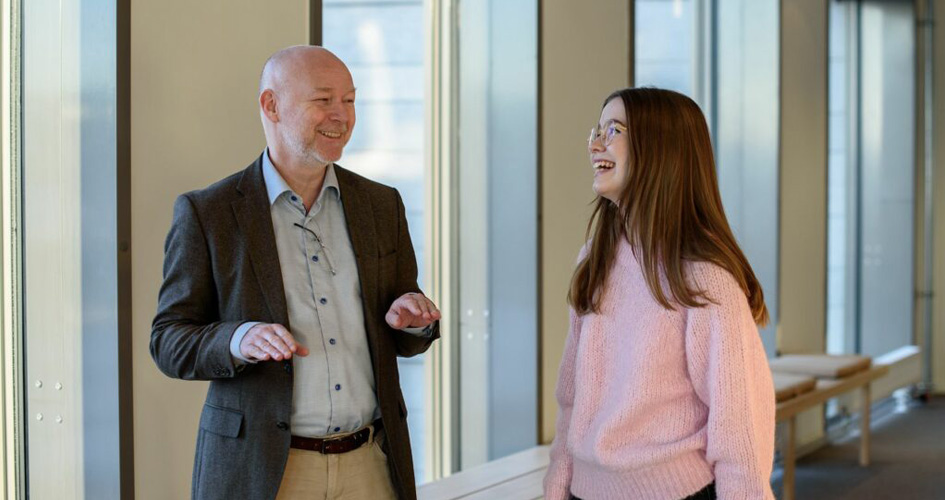 Bernhard og Aino snakker i korridor